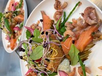 Tartare de saumon, saumon Grav lax, crevettes grises, coulis de ciboulette